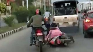 स्कूटर लडेको दृष्य