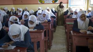 تلاميذ في قاعة امتحانات