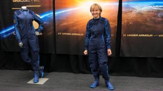 كيتي ميزونورج أثناء قياس سترة الفضاء استعدادا لرحلتها المنتظرة