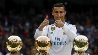 Ronaldo a égalé Messi en remportant son 5ème Ballon d'or.