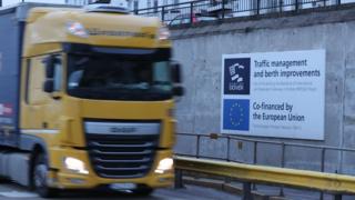 Грузовик проезжает мимо знака ЕС в Дувре