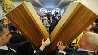 Экс-губернатор Санкт-Петербурга Георгий Полтавченко возглавлял попечительский совет Русского афонского общества (на фото - слева от бывшего главы РЖД Владимира Якунина)