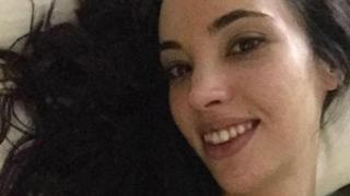 Emily Lance yakwiragije video imwerekana ariko arasoba kw'ibendera ya Amerika