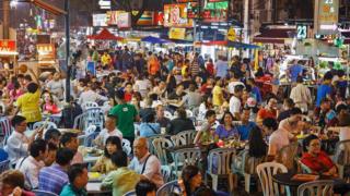 晚上是体验吉隆坡饮食文化的好时候,夜市(pasar malams)则是绝佳的去处。