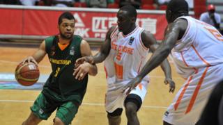 Cameroon and Ivory Coast dey play basketball
