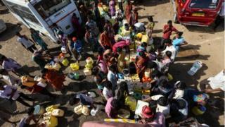 Фермеры из различных пострадавших от засухи районов Махараштры собирают воду из резервуара для воды возле временного лагеря беженцев в Мумбаи, Индия,