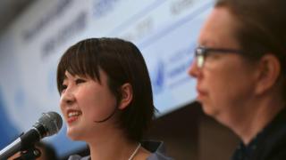 Pembelot Korea Utara, Ju Chan-yang (kiri) bersama perwakilan Komisi HAM PBB Signe Poulsen (kanan)
