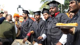 கடந்த ஆண்டு காங்கிரஸ் கட்சி ஏற்பாட்டில் வேலையின்மைக்கு எதிராக நடந்த போராட்டத்தில் பஜ்ஜி விற்கும் பட்டதாரிகள்.