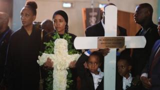 Mke wa Mengi akiwa pamoja na watoto katika ibada ya mwisho ya mazishi ya mume wake Dr.Reginald Mengi