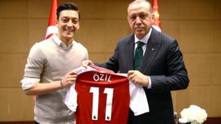 Mesut Özil (Bidix) oo madaxwayne Erdogan siinaya funaanadiisa Arsenal