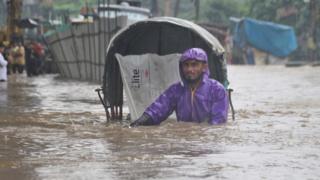 পানিতে তলিয়ে গেছে ষোলশহর রেলস্টেশন এলাকা