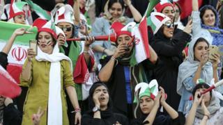 ایرانی خواتین تہران کے اسٹیڈیم میں میچ دیکھ رہی ہیں۔