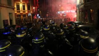 フランスの機動隊が警棒でイングランド・サポーターを制止した(15日、リール)