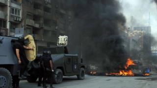 14 августа 2013 года бронетехника приближается к огненному барьеру в Каире