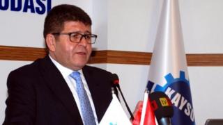 Mustafa Boydak, Kayseri Sanayi Odası'nda konuşuyor.