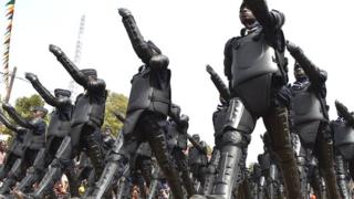 Des policiers défilent lors de la fête de l'indépendance du Burkina Faso