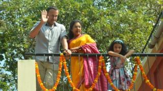आयर्लंडचे पंतप्रधान लिओ वराडकर हे सिंधुदुर्गातल्या मालवण येथील वराड या त्यांच्या मूळ गावी भेटीवर आले आहेत.