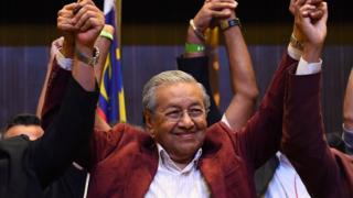 Бывший премьер-министр Малайзии и кандидат от оппозиции Махатхир Мохамад празднует с другими лидерами своей коалиции в Куала-Лумпуре 10 мая 2018 года