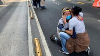 Personas a la espera en las calles de CDMX tras el sismo.