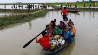 বাংলাদেশ সীমান্ত অতিক্রম করছেন রোহিঙ্গা শরণার্থীরা।