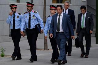 Taliyaha booliska, Trapero (waa midka labaad, dhanka mididgta) Wuxuu gaaray maxkamad ku taalla Madrid oo lagu dacweynayo
