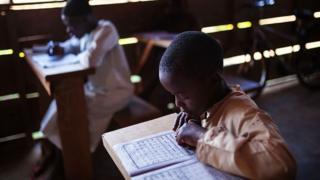 Des enfants apprennent à lire le Coran à Beni, en RD Congo.