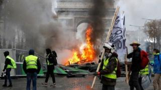 Qaar badan oo ka mid ah dibadbaxayaal isugu soo baxay Champs-Élysées ayaa dalbanayay inuu Mr Macron iscasilo