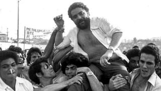 Lula sendo carregado após comício com sindicalistas em 1979, em São Bernardo