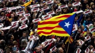 Hundreds of people gather at the Sant Jaume Square to protest against the imprisonment of pro-independence leaders and to demand their set free in Barcelona, 08 November 2017.