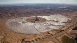 A Usina de Ashalim, em construção, em Israel