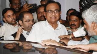 சிபிஐ அதிகாரிகளால் அழைத்து செல்லப்படும் ப. சிதம்பரம்