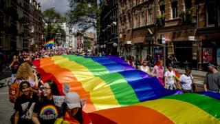Amsterdam Onur Yürüyüşü'ne katılanlar
