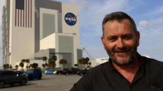 Tudur Owen tu allan i bencadlys NASA