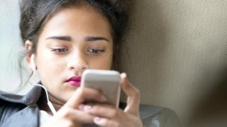 Adolescente usando celular