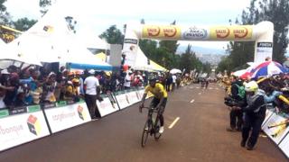 Umunyarwanda Valence Ndayisenga ashyigikiwe n'abafana benshi mu isiganwa