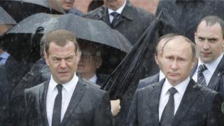 Премьер-министр РФ Дмитрий Медведев и президент Владимир Путин у Могилы неизвестного солдата 22 июня