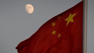 Луна и китайский флаг