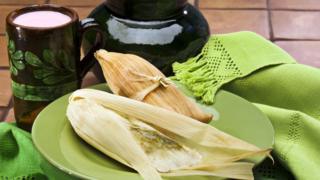 Un plato con tamales y atole