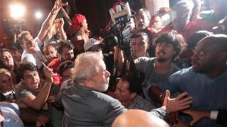 Lula, Sao Bernardo do Campo'da bulunan çelik işçileri sendikasından çıkarak polise teslim oldu