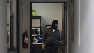 サンサルバドルのモサック・フォンセカ事務所を家宅捜索する捜査員(4月8日)