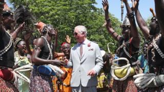 Принц Чарльз, принц Уэльский, приветствуется традиционными танцорами во время тура по замку Кристиансборг 3 ноября 2018 года в Аккре, Гана