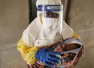 Abakozi bo muvyo amagara y'abantu barabandanya kugwanya iyo ngwara ya Ebola harimwo n'uyu yikeka ko uwo mwana afise umugera w'iyo ngwara
