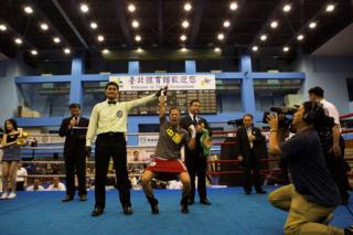 Huang Wensi celebrates his victory