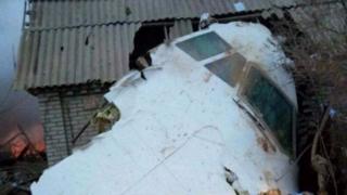 Кубатбек Бороновдун айтымында, учак кулаган тилкеде 43 үй болгон