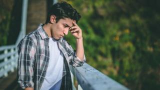 Hombre joven en un puente.