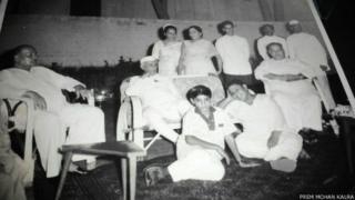 बाईं ओर बैठे हैं जोश मलीहाबादी, दाईं ओर किशनलाल कालरा, बीच में पंडित जवाहर लाल नेहरू. किशनलाल कालरा के बराबर नीचे बैठे हैं उनके बेटे प्रेम मोहन कालरा.