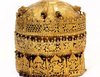V & A Музей, Макдала 1868 г. Экспозиция: Корона, золото и позолоченная медь со стеклянными бусинами, пигментом и тканью, сделанные в Эфиопии, 1600-1850