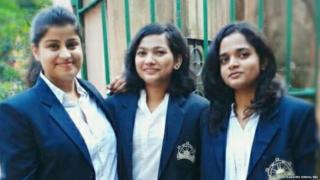स्निग्धा (बाएं), श्वेता (बीच में) और साक्षी (दाएं)