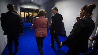 Порошенко обговорить з Меркель Донбас