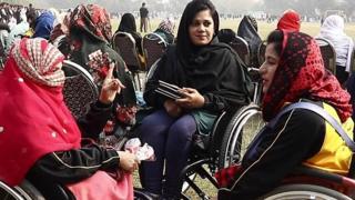 بې پښو مېرمن چې کورنۍ او ټولنه په پښو درول غواړي